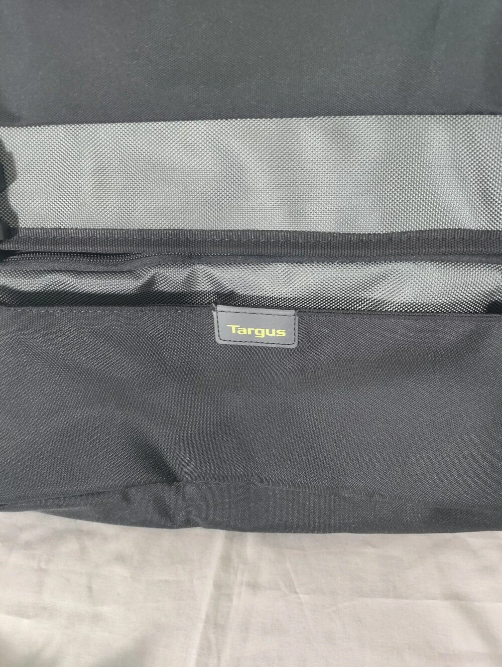 Like New Targus City Gear Hybrid Messenger TCG270 + Targus Trax Sleeve TSS677US